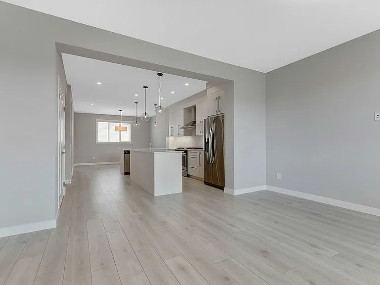 146 Creekside Dr SW #UPPER — Photo 4