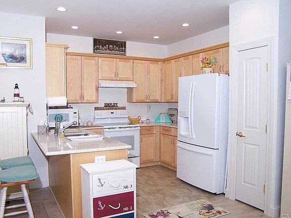 3rd image of 279 Halley Dr