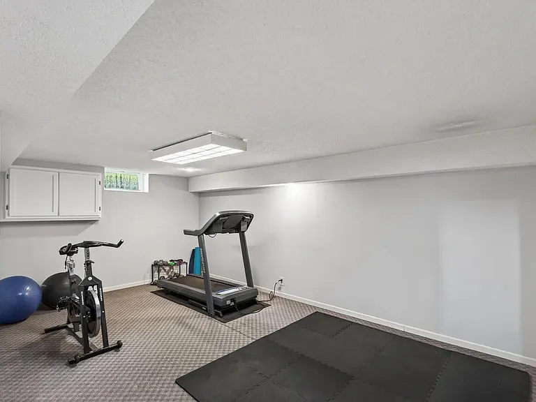 This room is being painted and will have new carpet. Updated pictures to come.