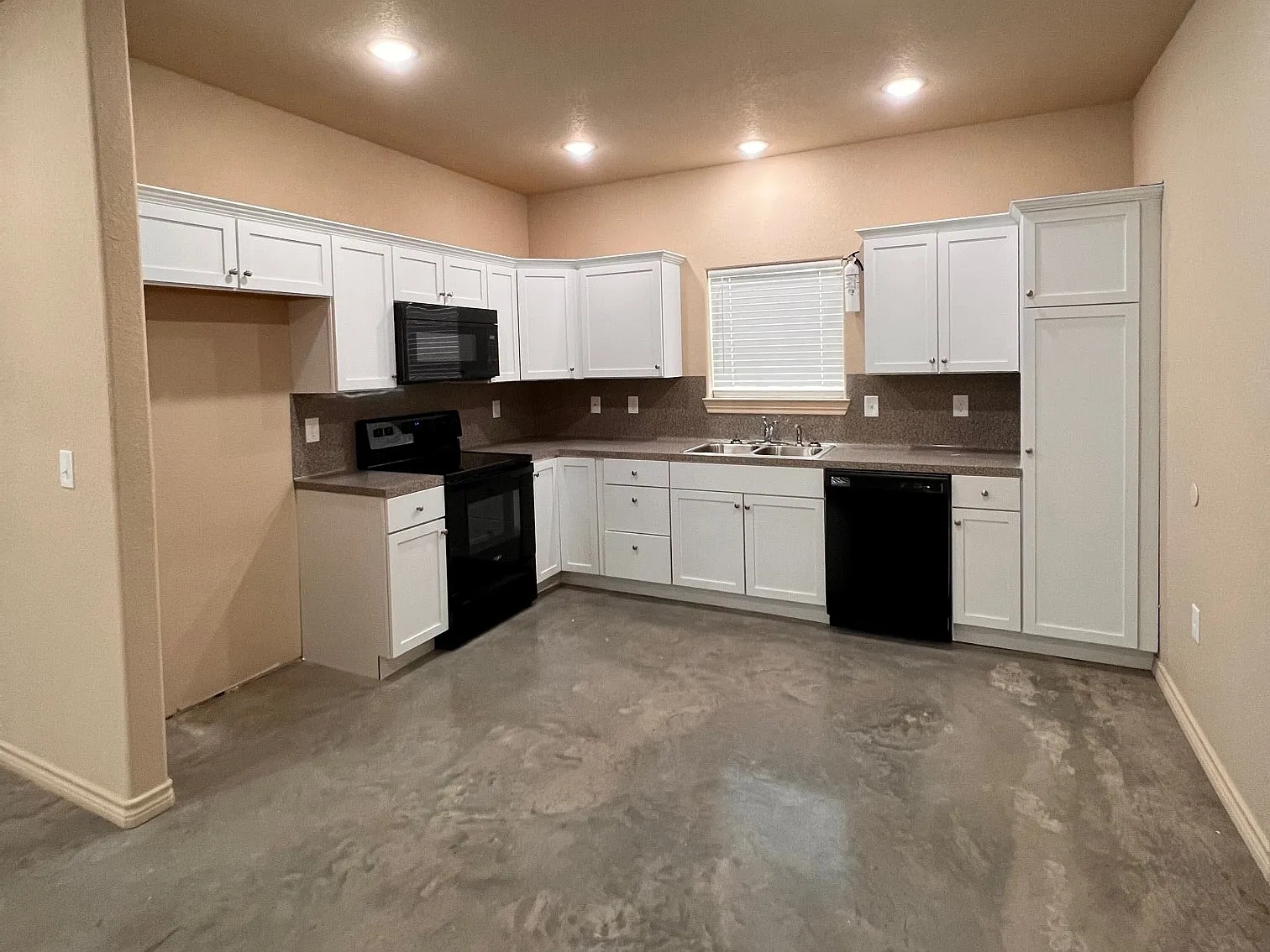 3 bed, 2.0 bath, 1300 sqft, $1,600 — Photo 2