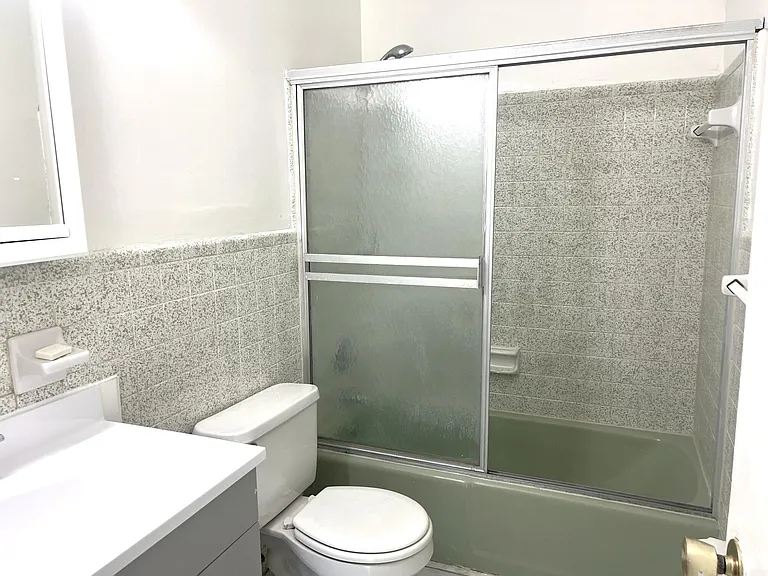 886 NE 35th St #1 — Photo 5