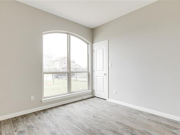 2nd image of 3300 Oriole Dr