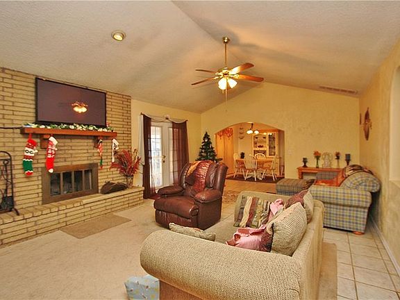 2nd image of 936 W Dorchester Way