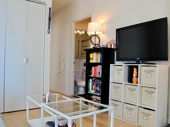 5th image of 90 Washington St APT 17G