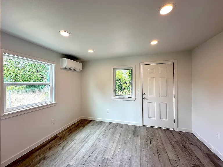 1743 SE Crawford Rd — Photo 9