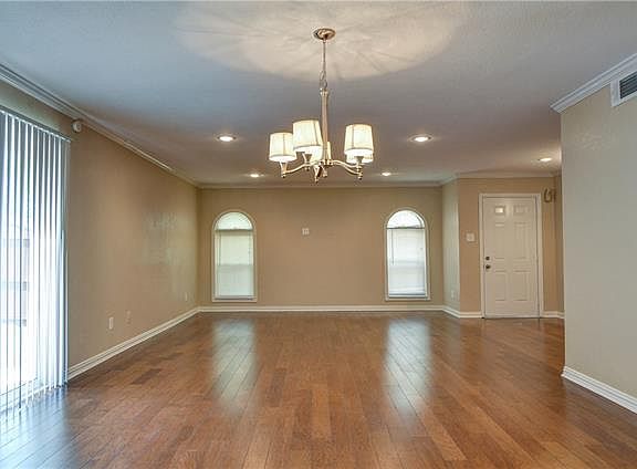 5th image of 2318 Benbrook Dr