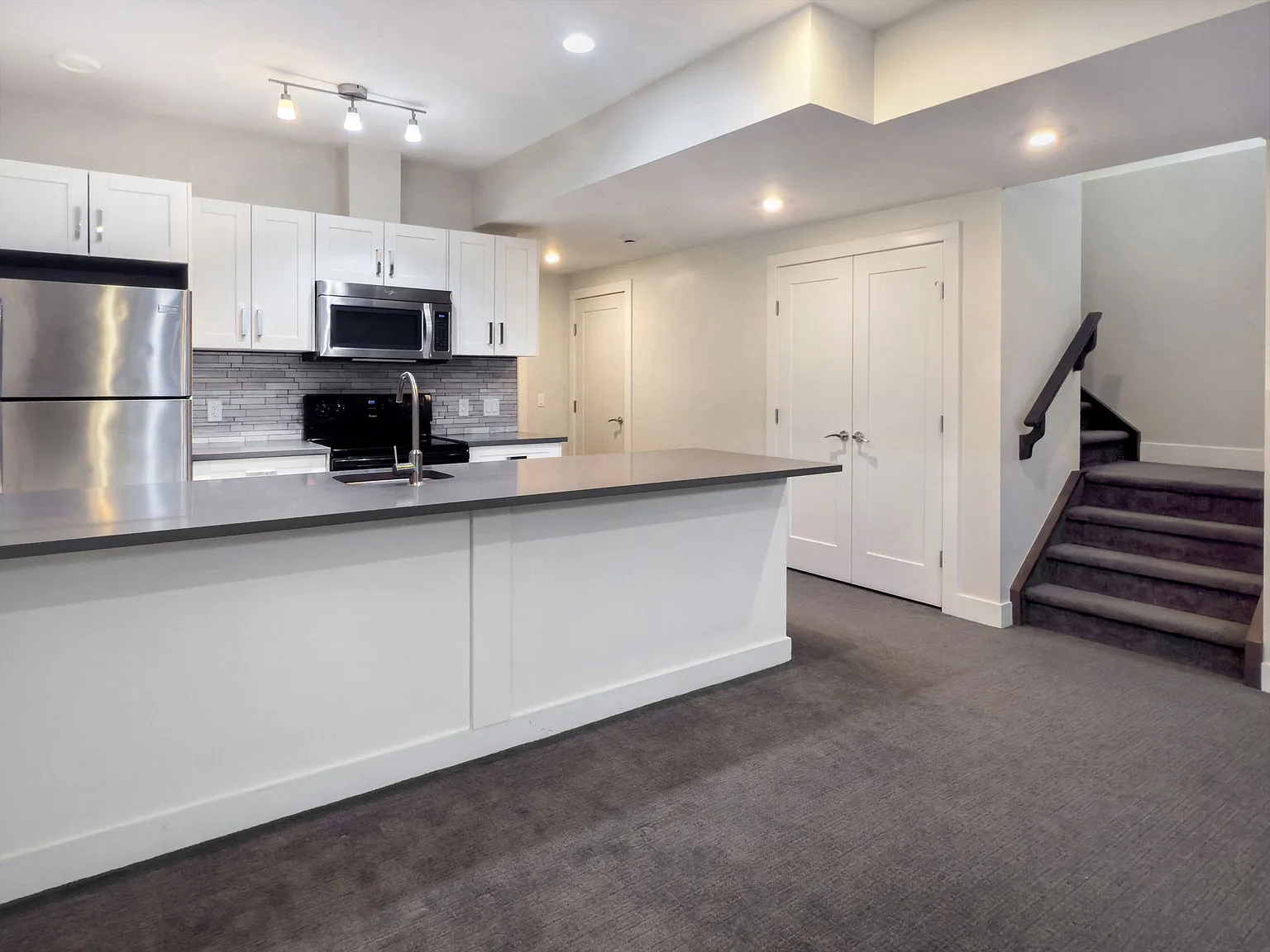 11 Hendon Drive NW, Calgary - Lower — Photo 2