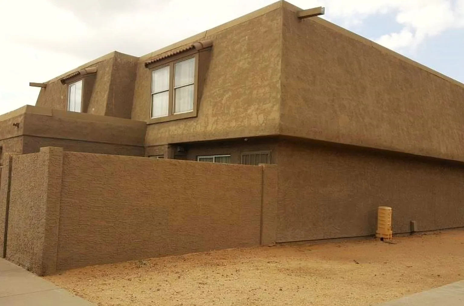 First Month Rent Free Affordable Unit On The Phoenix/Tempe Border! — Photo 1