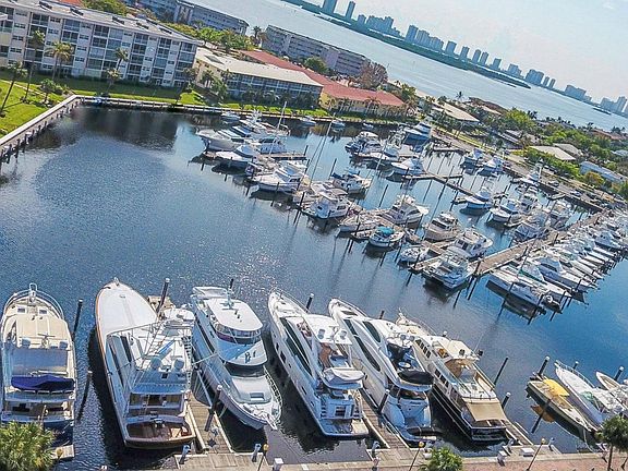 3rd image of 143 Yacht Club Dr APT 14