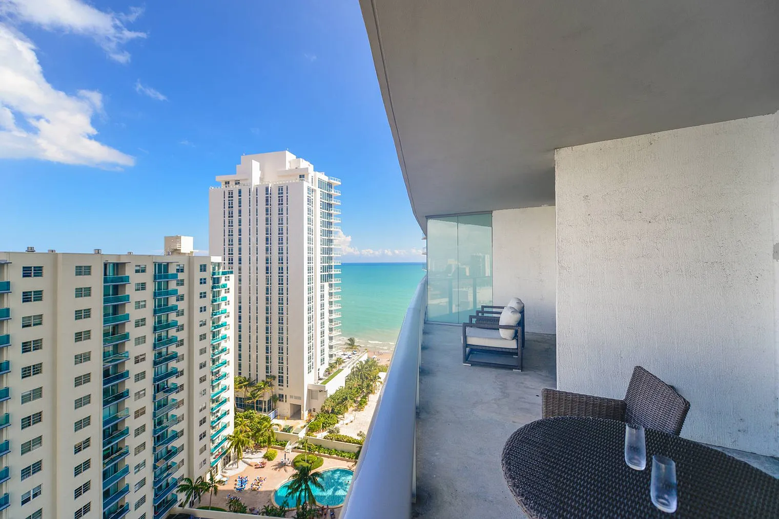 1 bed, 1.0 bath, 839 sqft, $3,338 — Photo 2