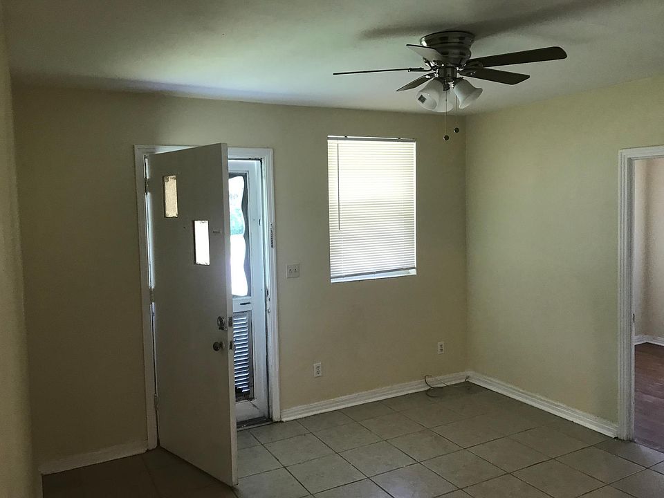 2nd image of 909 Nelson St #1