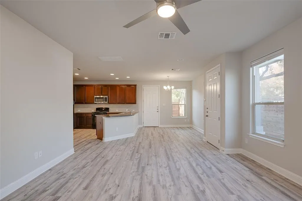 3 bed, 2.5 bath, 1410 sqft, $1,900 — Photo 2