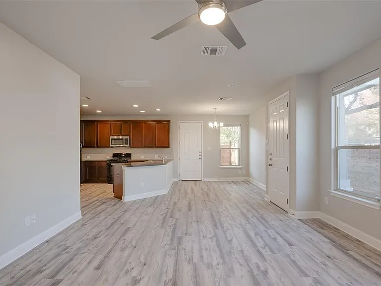 5701 Cougar Dr #D — Photo 2