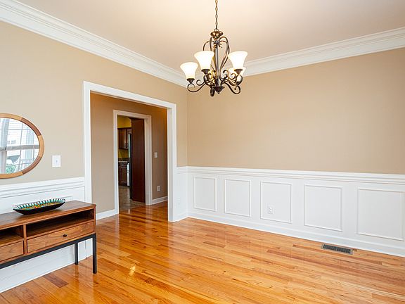 4th image of 975 Willow Cir
