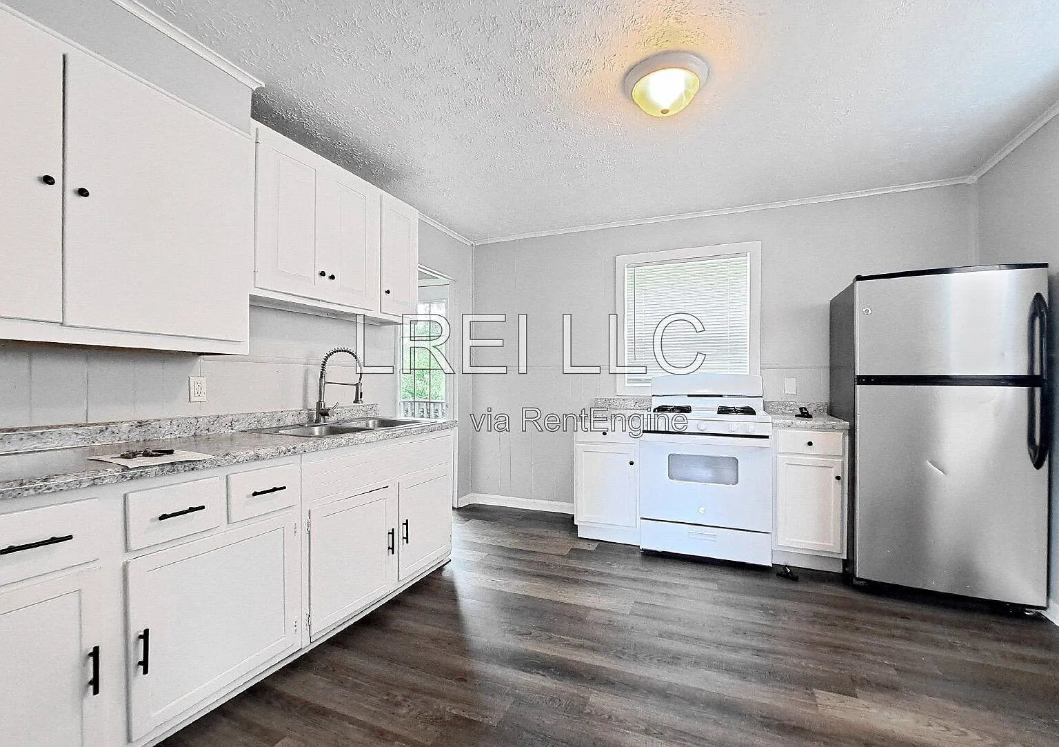 2 bed, 1.0 bath, 768 sqft, $995 — Photo 2