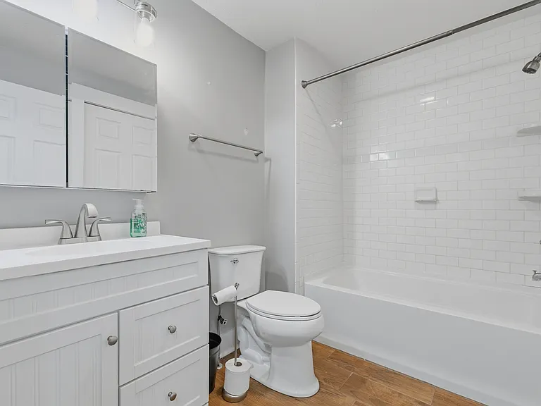 1330 Lexington Ave — Photo 16