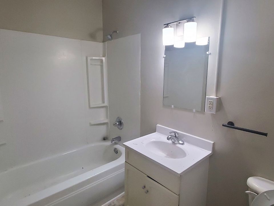 1st image of 527 Tedesco St #2