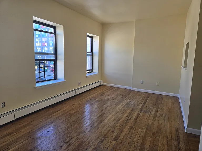 1080 De Kalb Ave #3 — Photo 2