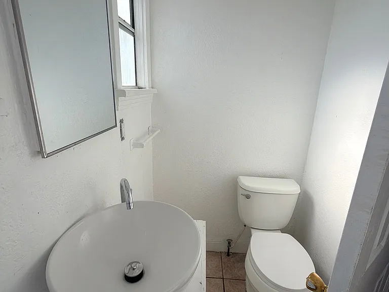 427 W Arbutus St — Photo 3