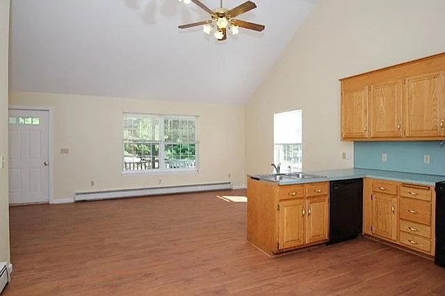 4 bed, 2074 sqft, $4,200 — Photo 2