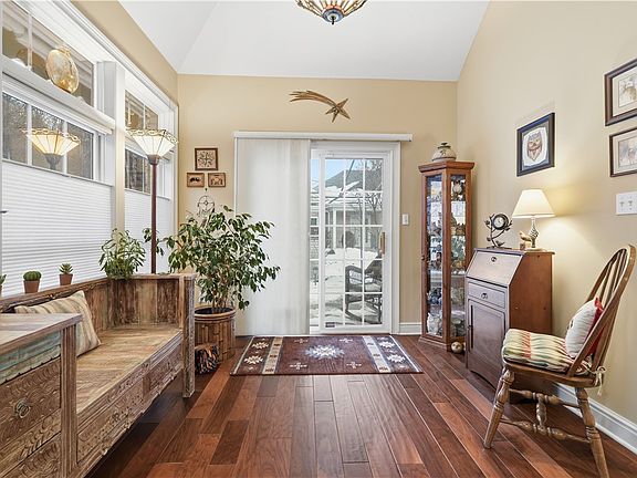 3rd image of 807 Cambridge Dr