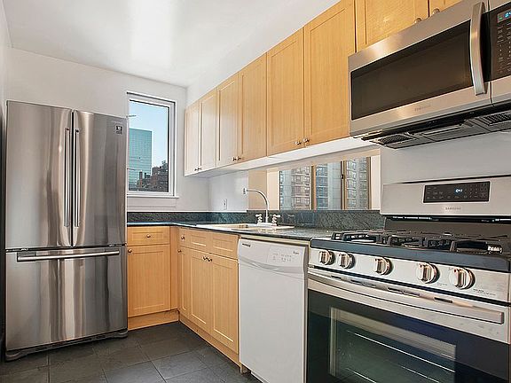 3rd image of 308 E 38th St APT 10E