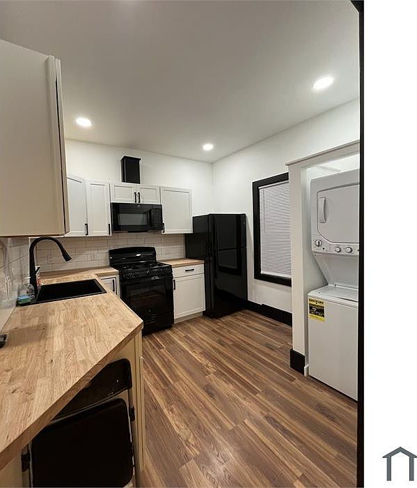 Kitchen Area From Entrance Way