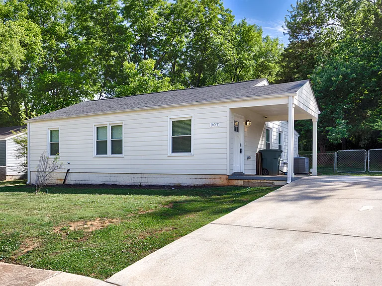 907 Fairway Dr NW — Photo 2