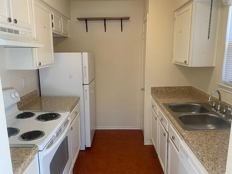 810 Station St — Photo 15