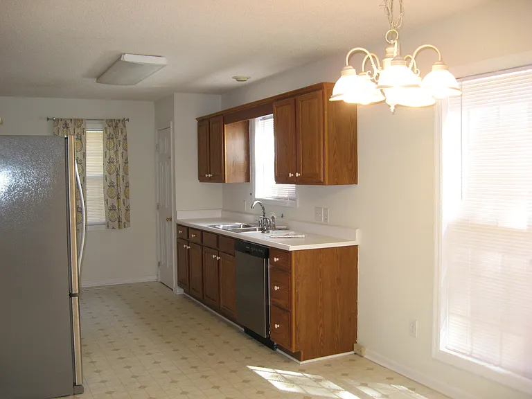 140 Lake View Dr E — Photo 3