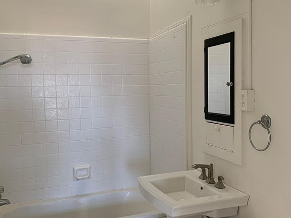 5th image of 952 E Main St APT C