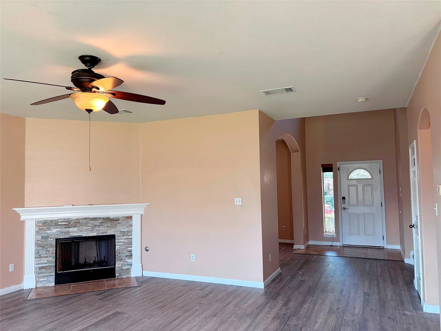 4 bed, 2.5 bath, 2447 sqft, $2,395 — Photo 3