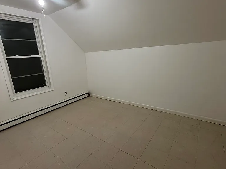bedroom (2nd floor)