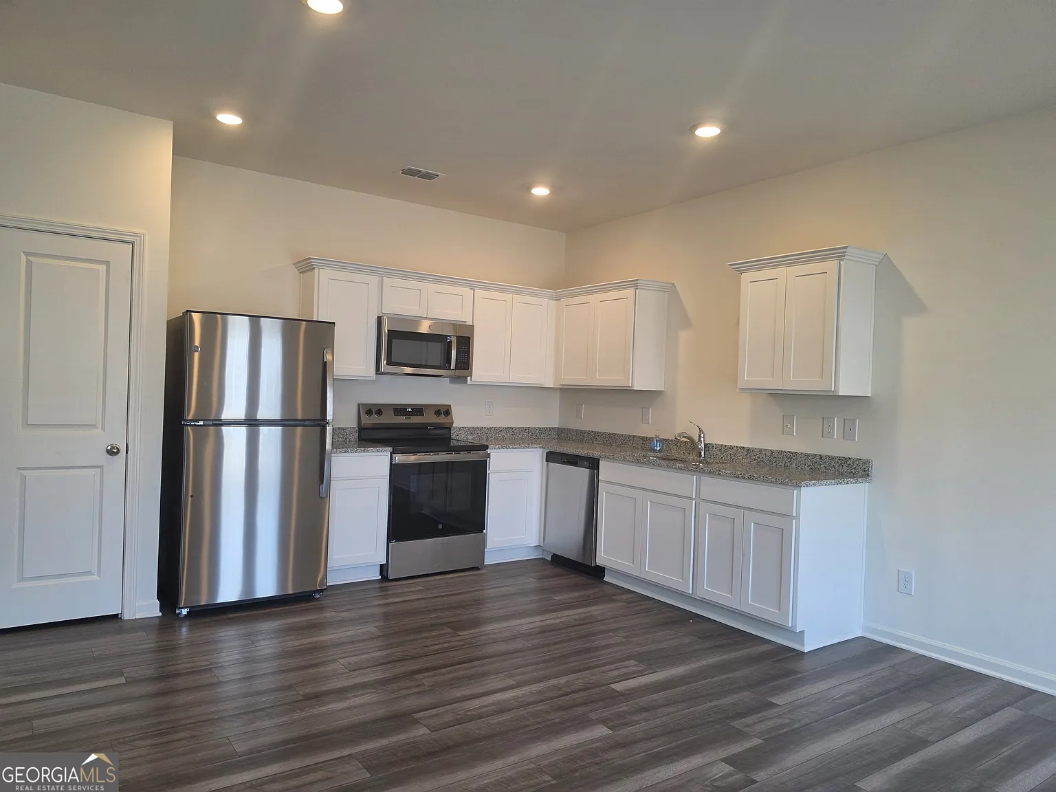 3 bed, 2.5 bath, 1400 sqft, $1,950 — Photo 2