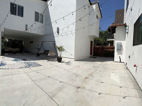 3rd image of 1121 S Swall Dr #10008258