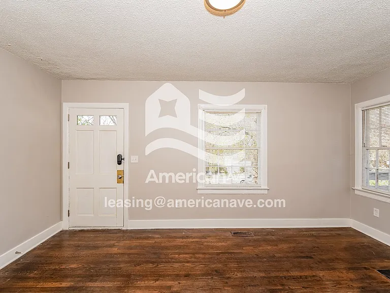 1086417_005_living_room_14204178.jpg