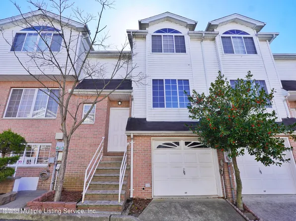 22 Iris Ct, Staten Island, NY 10309