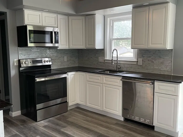 570 Elm St — Photo 2