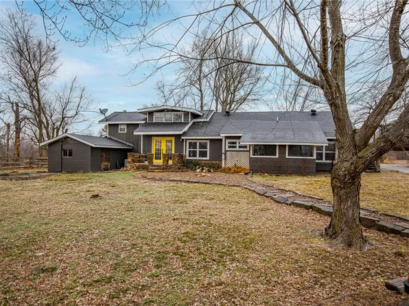 605 W Wallis Rd, Cave Springs, AR 72718