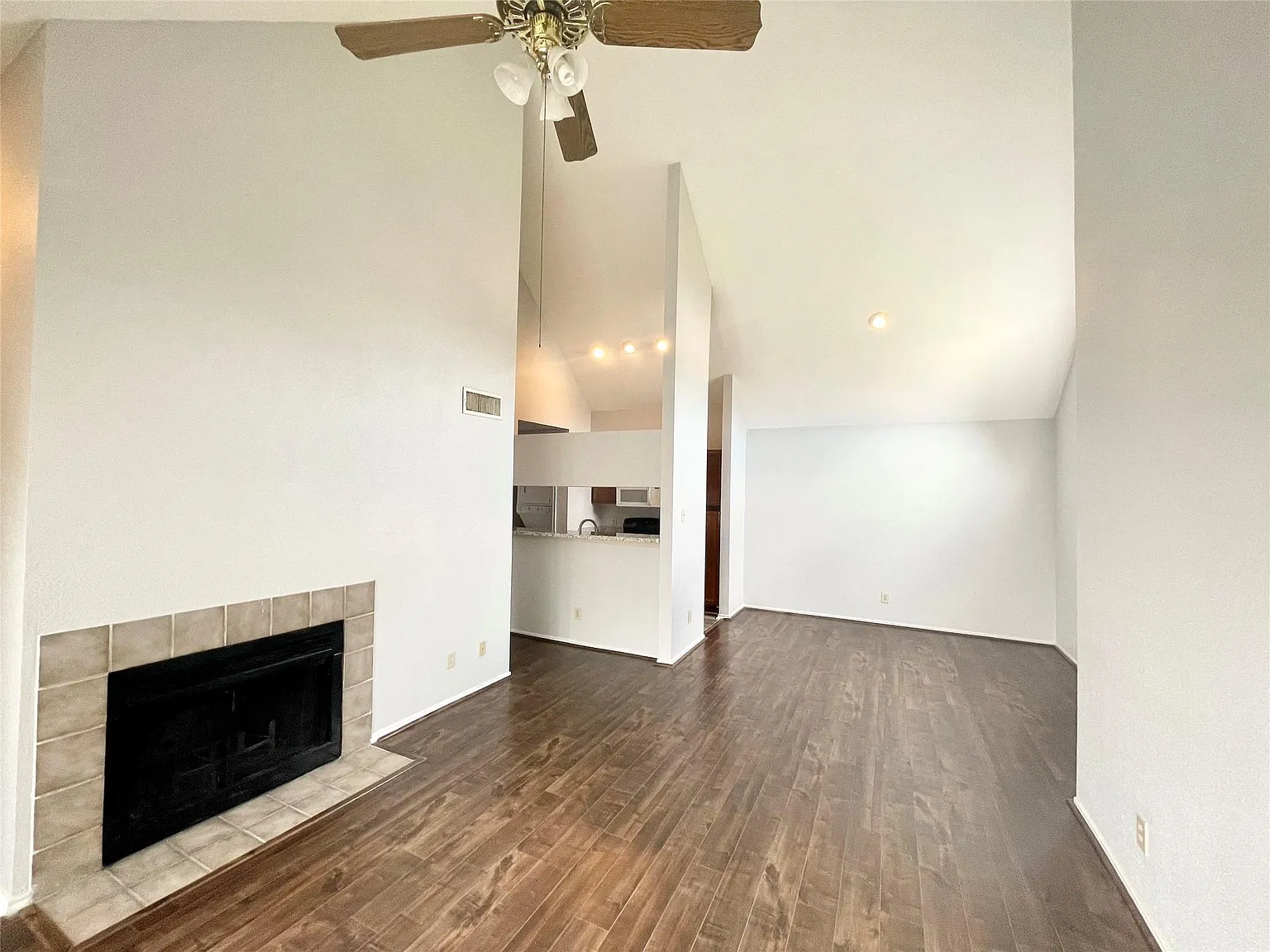 1 bed, 1.0 bath, 759 sqft, $1,075 — Photo 3
