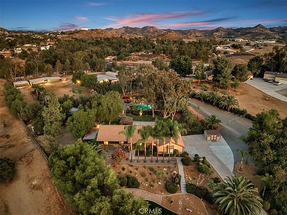 3rd image of 18636 Mockingbird Canyon Rd