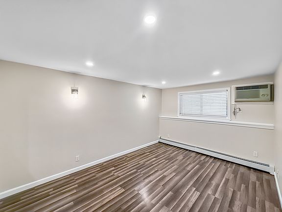 5th image of 635 W Lowell Ave