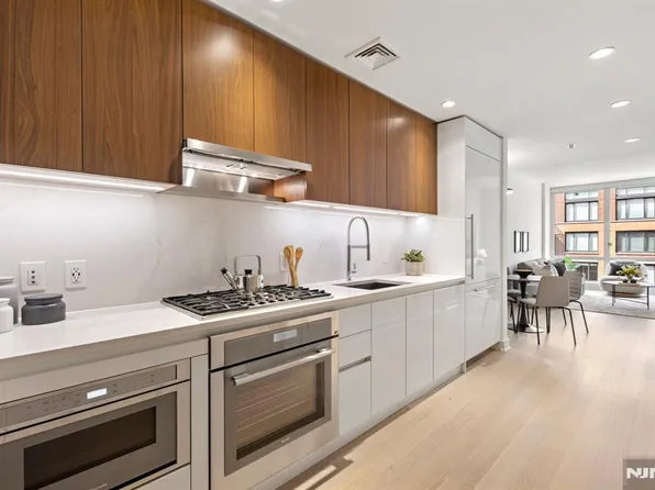 1000 Maxwell Ln #10E, Hoboken, NJ 07030