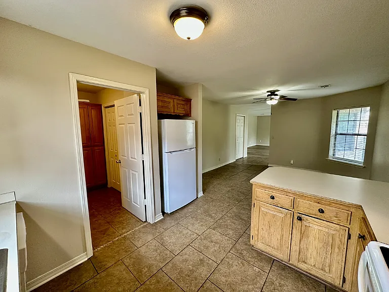 2311 W Willow St — Photo 18