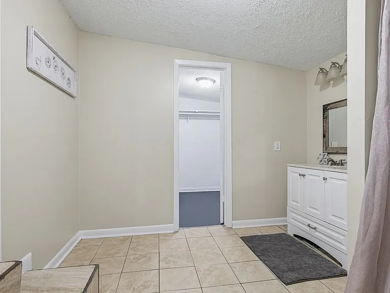 1095 Texas Pkwy — Photo 43