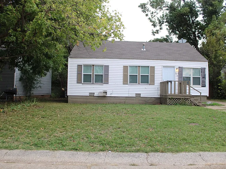 209 W Douglas Dr — Photo 1