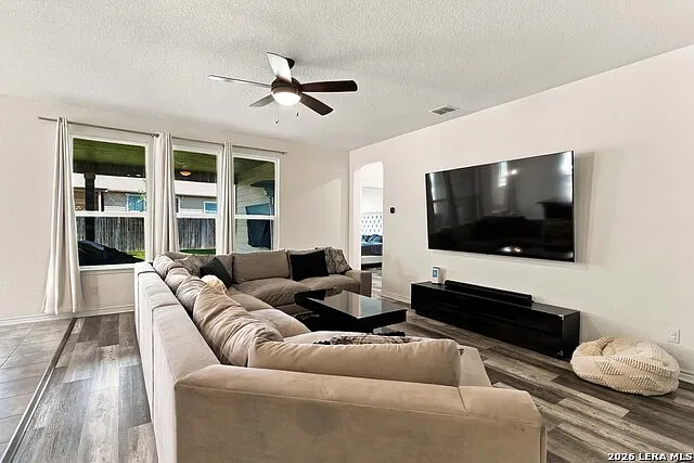 4 bed, 3.5 bath, 3040 sqft, $2,900 — Photo 3