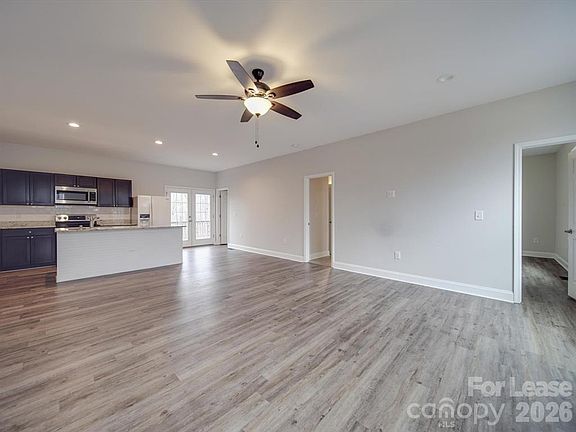 3rd image of 824 Woodrun Dr
