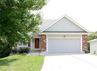 925 NE Barnes Dr, Lees Summit, MO 64086