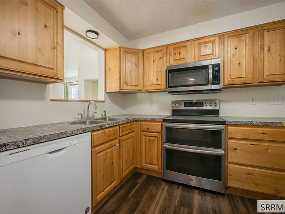 3rd image of 385 Berrett Ave